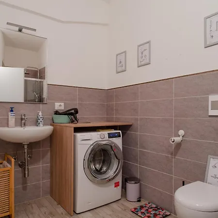 Apartman Casa Felicita, 2 By Happyhostorino